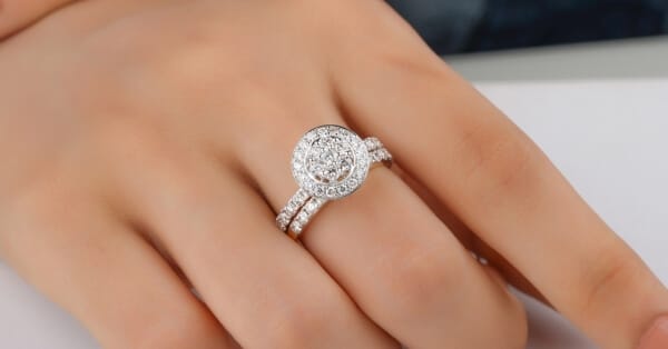 אישה עונדת טבעת יהלום